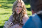 Sophie (Anna Hutchison)
