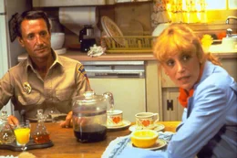 Martin (Roy Scheider, l.) und Ellen Brody (Lorraine Gary, r.) ahnen noch nichts von der erneuten Gefahr durch den Killerhai.