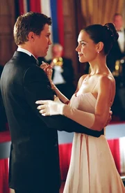 Pr&auml;sidententochter Samantha (Katie Holmes) genie&szlig;t einen romantischen Abend mit James (Marc Blucas).  Die Verwendung des sendungsbezogenen Materials ist nur mit dem Hinweis und Verlinkung auf TVNOW gestattet.
