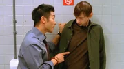 Haben die zwei Computerfachm&auml;nner Kevin (Nelson Lee, l.) und Robbie (DJ Qualls) etwas mit dem Mord an einem Konkurrenten zu tun?