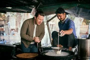 Jamie Oliver (l.)