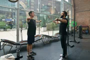 Masud Ansari (Aslan Aslan, r.) trainiert in seinem Fitnessstudio mit seinem Kunden Thomas Albrechts (Thomas Clemens, l.).