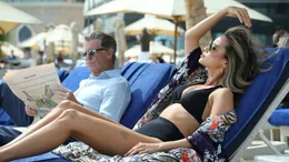 Richard (Pierce Brosnan) wei&szlig; Violets (Jamie Chung) Reizen durchaus etwas abzugewinnen.