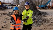 Checkerin Marina (links) schaut sich zusammen mit Madlen an, was mit Schrott auf dem Schrottplatz passiert. Checkerin Marina (links) schaut sich zusammen mit Madlen an, was mit Schrott auf dem Schrottplatz passiert.