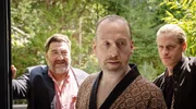 Die Geldeintreiber Cheffe (Heiko Pinkowski, l.) und Tschako (Jakob Ge&szlig;ner, r.) statten M&uuml;ller-Weichard (Stefan Leonhard, M.) einen Besuch ab.