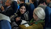 June (Yasmin Mahmoud, M.) freundet sich im Flieger mit Hardis Krabbe (Elsebeth Steentoft, r.) an und &uuml;bergibt ihr das Handy.