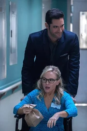 Linda (Rachael Harris, vorne) bietet Lucifer (Tom Ellis, hinten) ihre Hilfe an, als er sich zu Ermittlungszwecken in eine Psychiatrie einweisen l&auml;sst, doch dann muss Linda erst einmal damit klarkommen, dass m&ouml;glicherweise Gott unter ihnen weilt ...