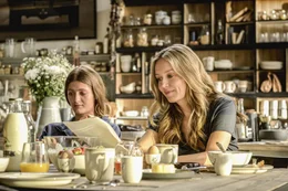 l-r: Lili (Lilli Schweiger), Linda (Stefanie Stappenbeck)