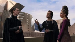 Als die Regentin der m&auml;chtigsten Alien-Dynastie verstirbt, entbrennt zwischen ihren Kindern (v.l.n.r.) Balem (Eddie Redmayne), Titus (Douglas Booth) und Kalique (Tuppence Middleton) ein erbitterter Krieg um das Erbe. Doch v&ouml;llig unverhofft tritt auf der Erde noch eine weitere m&ouml;gliche Erbin auf den Plan: die junge Jupiter Jones ...