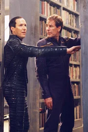 Temporal Agent Daniels (Matt Winston, l.) und Capt. Jonathan Archer (Scott Bakula, r.) Temporal Agent Daniels (Matt Winston, l.) und Capt. Jonathan Archer (Scott Bakula, r.)