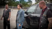 Hajo (Andreas Christ, M.) versucht Malik beizubringen, dass die Rockerbande "Wheel Devils", vertreten durch Jerry (Michael Delfs, l.) und Ben (Jens Apel, r.), an den zuk&uuml;nftigen Drogendeals mitverdienen m&ouml;chten.