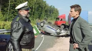 Nach einem tragischen Unfall auf der Autobahn erh&auml;lt Tom (Ren&eacute; Steinke, re.) die ersten Informationen von Herzberger (Dietmar Huhn, li.).