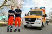 Sie sind ein kompetentes Dreamteam auf dem Rettungswagen des Rettungsdienstes Holstein: Rettungssanit&auml;terin Hannah D&uuml;llmann und Notfallsanit&auml;ter Hannes Engler verstehen sich mittlerweile fast schon ohne Worte &ndash; ein gro&szlig;er Vorteil, wenn's im Notfall schnell gehen muss.