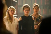Lily (Mia Milnes, von links), Imogen (Elizabeth, Cullen, Mitte) und Ruksy (Rainbow Wedell, rechts) setzen sich f&uuml;r Kyra ein. Sie wollen die Erwachsenen davon &uuml;berzeugen, dass Kyra trotz ihrer besonderen magischen Kr&auml;fte nicht gef&auml;hrlich ist.