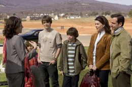 Maklerin Eve Adams (Molly Shannon) zeigt der Baxter Familie ihr neues Zuhause: v.li.: Ryan (Jimmy Bennett), Dylan (Johnny Simmons), Jordan (Graham Phillips), Joan (Lauren Graham) und Evan (Steve Carell).  +++ Die Verwendung des sendungsbezogenen Materials ist nur mit dem Hinweis und Verlinkung auf RTL+ gestattet. +++; Maklerin Eve Adams (Molly Shannon) zeigt der Baxter Familie ihr neues Zuhause: v.li.: Ryan (Jimmy Bennett), Dylan (Johnny Simmons), Jordan (Graham Phillips), Joan (Lauren Graham) und Evan (Steve Carell).  +++ Die Verwendung des sendungsbezogenen Materials ist nur mit dem Hinweis und Verlinkung auf RTL+ gestattet. +++