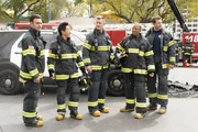 (v.l.n.r.) Eddie Diaz (Ryan Guzman); Howie "Chimney" Han (Kenneth Choi); Bobby Nash (Peter Krause); Henrietta "Hen" Wilson (Aisha Hinds); Evan "Buck" Buckley (Oliver Stark)