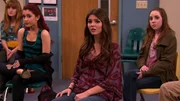 Cat Valentine (Ariana Grande, 2.v.l.), Tori Vega (Victoria Justice, vorne)
