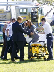 Horatio (David Caruso, vorne li.) und einige Rettungsdienstmitarbeiter k&uuml;mmern sich um die verletzte Natalia (Eva La Rue).