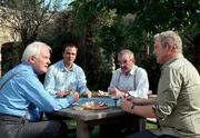 Die Erleichterung ist gro&szlig;, als Paul von jeglicher Schuld am Tod seiner Mutter freigesprochen wird. M&auml;nnerrunde beim Kartenspiel, von links: Gottfried Schnell (Wolfgang H&uuml;bsch), Paul Stickler (Achim Schelhas), Blasius Schmalzl (Branko Samarovski) und Thomas Stickler (Harald Krassnitzer).