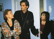 Monika (Eva Kryll, re.) glaubt, dass Schmidt (Walter Sittler) und Nikola (Mariele Millowitsch) doch zusammen passen.