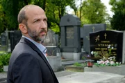 Martin Kreuzer muss der Soko demonstrieren, wie er am Friedhof vorgegangen ist. (Martin Kreuzer (Michael Fuith)).