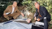 Dr. Duhler (Klaus Schindler, li.) erkl&auml;rt Kommissar Kehler (Wolfgang Bathke), dass er bei der Leiche Kopfverletzungen feststellen kann, die auf Gewalteinwirkung hindeuten.