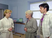 Vater sein dagegen sehr. Dr. Kathrin Globisch (Andrea Kathrin Loewig, li.) informiert Peer (Nils Nelle&szlig;en, re.) und seine Mutter Ruth Zarenthin (Marita B&ouml;hme, mi.) &uuml;ber Fraukes dramatischen Zustand.
