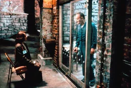 Dr. Hannibal Lecter (Anthony Hopkins), genannt der Kannibale, macht die angehende FBI-Agentin Starling (Jodie Foster) zu seinem Spielball.