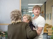 Edith Albrecht (Walfriede Schmitt) weiß noch nichts von Mariannes (Walfriede Schmitt) Diagnose. Als sie ihre Zwillingsschwester in der Klinik abholen möchte, bricht diese in Sebastians (Steve Wrzesniowski) Armen zusammen und fällt ins Koma. Edith Albrecht (Walfriede Schmitt) weiß noch nichts von Mariannes (Walfriede Schmitt) Diagnose. Als sie ihre Zwillingsschwester in der Klinik abholen möchte, bricht diese in Sebastians (Steve Wrzesniowski) Armen zusammen und fällt ins Koma.