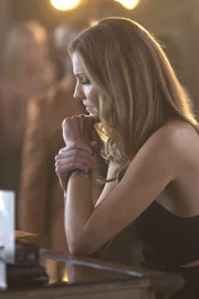 Charlotte (Tricia Helfer) dr&auml;ngt Lucifer immer st&auml;rker, endlich herauszufinden, wie er das flammende Schwert f&uuml;r ihre Zwecke nutzen kann. Doch warum scheint sie pl&ouml;tzlich so einen Zeitdruck zu haben?