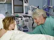 Vater sein dagegen sehr. Ruth Zarenthin (Marita B&ouml;hme, re.), die Gro&szlig;mutter von Fraukes Sohn und Mutter ihres Ex-Freundes, hilft Frauke Winkler (Fiona Coors, li.) wo sie nur kann.