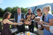 Von links: Maria Beissl (Kathrin von Steinburg), Benedikt Beissl (Andreas Giebel), Jason Gribb (Jim Delbridge), Elisabeth Beissl (Barbara Weinzierl) und Eva Beissl (Leonie Brill) feiern Elisabeths Geburtstag.