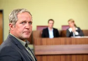 Paul steht vor Gericht. Die Erleichterung ist gro&szlig;, als er von jeglicher Schuld am Tod seiner Mutter freigesprochen wird. Thomas Stickler (Harald Krassnitzer) bei seiner Aussage vor Gericht.