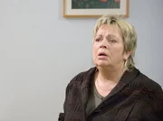Prof. Marianne Albrecht (Walfriede Schmitt) wird nach einem Sturz in die Sachsenklinik eingeliefert. Dort wird festgestellt, dass sie Krebs hat. Prof. Marianne Albrecht (Walfriede Schmitt) wird nach einem Sturz in die Sachsenklinik eingeliefert. Dort wird festgestellt, dass sie Krebs hat.