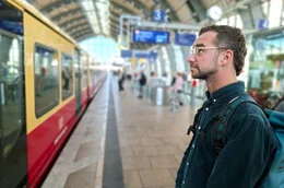 Viele Menschen in Deutschland pendeln mit Bus und Bahn, zwei Drittel aber mit dem Auto.