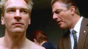 Der Bissabdruck im Nacken des Stardirigenten Reinhart (Julian Sands, l.) gibt Mike Logan (Christopher Noth) R&auml;tsel auf. Hat er die Tochter seiner Geliebten vergewaltigt?