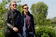 Ribarski und Steininger kommen zum vermeintlichen Tatort an der Alten Donau. (v.l.n.r.: Major Carl Ribarski (Stefan J&uuml;rgens), Bezirksinspektor Simon Steininger (Michael Steinocher)).
