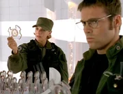 Jackson (Michael Shanks) hat seltsame Platten in dem Raumschiff gefunden. Carter (Amanda Tapping) vermutet, dass es Gewebeproben von einer ihnen noch unbekannten Lebensform sind.