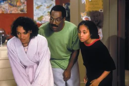 Dr. Dolittle (Eddie Murphy), seine Frau Lisa (Kristen Wilson, l.) und deren Tochter Charisse (Raven-Symone) erhalten Besuch von einem unerwarteten, vierbeinigen Gast...