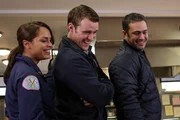 Noch k&ouml;nnen Gabriela Dawson (Monica Raymund), Casey (Jesse Spencer) und Severide (Taylor Kinney) lachen. Doch als ihr Kollege ihnen sagt, dass er f&uuml;r seine Frau eine &Uuml;berraschung plant, sorgt das f&uuml;r gro&szlig;es Unbehagen.
