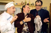 "Dolce Vita & Co.", "Die Mischpoche." V&ouml;llig &uuml;berraschend kommen Marios italienische Verwandte nach Wien. Die anf&auml;ngliche Freude &uuml;ber den unerwarteten Besuch vergeht allerdings rasch: Wie ein Heuschreckenschwarm nistet sich die Gro&szlig;familie in Marios Wohnung ein. Als sich Marios Onkel Luigi auch noch "anbietet", im Dolce Vita Pizza, Calamari Fritti und &auml;hnliche Delikatessen zu kochen, steuert die Lage unweigerlich auf eine Katastrophe zu. Im Bild (v.li.): Christoph F&auml;lbl (Boris), Alberto Fortuzzi (Onkel Luigi), Michael Niavarani (Mario Hubinger).