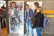 Typisch G-Kurs! W&auml;hrend Vollmer (Hendrik Duryn) mit Jonas (Merlin Rose, 2.v.r.) und Jule (Anna Bachmann) den Klassenraum betritt, h&auml;ngt G&uuml;ney (Samy Abdel-Fattah) mit Klebeband befestigt an der T&uuml;r. Vollmer wundert es nicht.