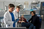 Der neue Oberarzt Dr. Noah Mattes (Chrisitan Martin Sch&auml;fer, r.) und seine Kollegen Marc Lindner (Christian Beermann, 2.v.l.) und Ben Ahlbeck (Philipp Danne, l.) untersuchen Finja Wolters (Linda Belinda Podzus, 2.v.r.) mit dem Ultraschallger&auml;t.
