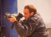 Alarm f&uuml;r Cobra 11 - Die Autobahnpolizei "Hetzjagd (1)". Im Bild: Semir (Erdogan Atalay) liefert sich eine Schie&szlig;erei mit den Gangstern.