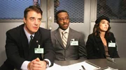 Mit Spannung erwarten Detective Logan (Chris Noth, l.), Ron Carver (Courtney B. Vance) und Detective Barek (Annabella Sciorra) die Aussage des Hauptverd&auml;chtigen.