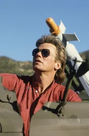 (1. Staffel) - MacGyver (Richard Dean Anderson) ist attraktiv und sportlich; Amerikaner, und er arbeitet f&uuml;r die Phoenix Foundation, die sich dem Kampf gegen Drogen und dem Einsatz f&uuml;r Umweltschutz verschrieben hat.