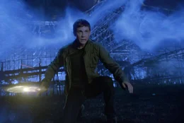 Auf einer Insel im Bermudadreieck wartet Polyphem, ein m&auml;chtiger Zyklop, auf Strandgut zum Verspeisen. Doch Percy Jackson (Logan Lerman) und seine Halbg&ouml;ttertruppe m&uuml;ssen sich in dessen H&ouml;hle wagen, um das Wiederbeleben vom grausamen Titanen Kronos zu verhindern ...