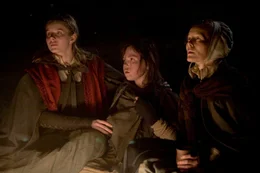 L-R: Meredith Crowthorn (Rachel Hurd-Wood), Samuel Crowthorn (Patrick Hurd-Wood) und Katherine Crowthorn (Alice Krige)
