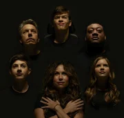 (2. Staffel) - (im Uhrzeigersinn) JJ (Micah Fowler); Kenneth (Cedric Yarbrough); Dylan (Kyla Kenedy); Maya (Minnie Driver); Ray (Mason Cook); Jimmy (John Ross Bowie)