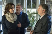 Ewald Kutz (Manfred Zapatka, M.) stellt seinem alten Freund Hajo Trautzschke (Andreas Schmidt-Schaller, r.) seine Frau B&auml;rbel (Charlotte Schwab) vor.